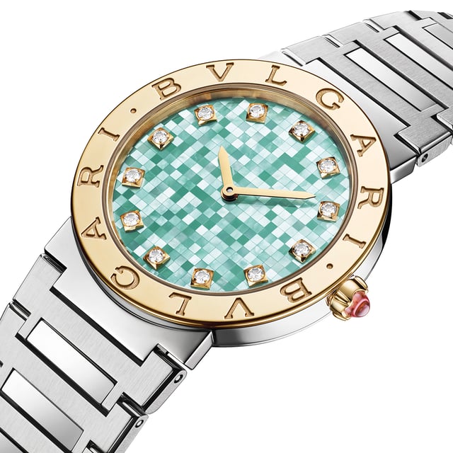 Bulgari Bulgari Roman Summer, zwei 33-mm-Uhren mit handgefertigten Perlmutt-Marqueterie-Zifferblättern in leuchtendem Grün und zartem Rosa 