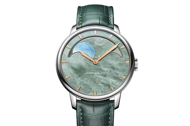 Arnold & Son Perpetual Moon 41.5 Steel Colours of the Moon, Ref. 1GLBS.M01A.C1242S, grüne Uhr vor weißem Hintergrund