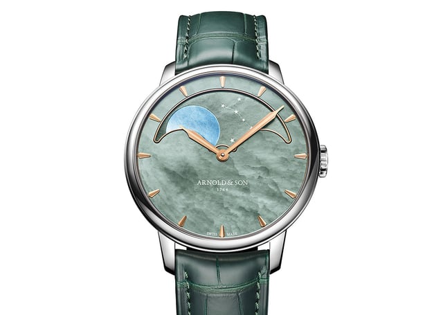 Arnold & Son Perpetual Moon 41.5 Steel Colours of the Moon, Ref. 1GLBS.M01A.C1242S, grüne Uhr vor weißem Hintergrund