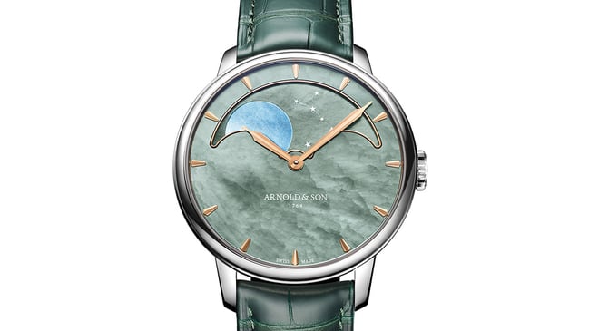Arnold & Son Perpetual Moon 41.5 Steel Colours of the Moon, Ref. 1GLBS.M01A.C1242S, grüne Uhr vor weißem Hintergrund