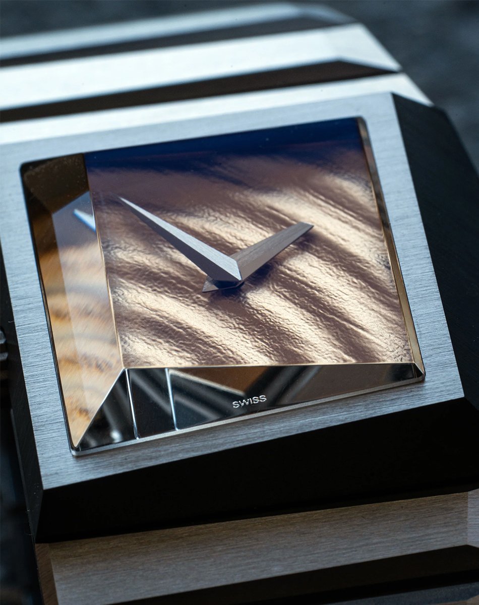 Toledano & Chan – b/1.3r, Titanuhr einer Microbrand mit Gold-Zifferblatt