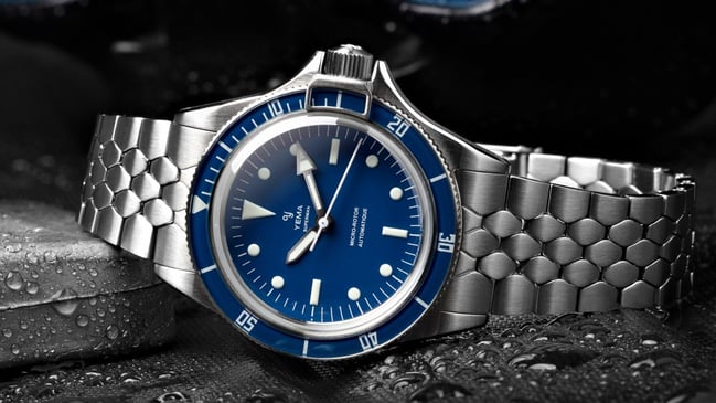 Die Yema Superman Slim CMM.20 mit blauem Zifferblatt