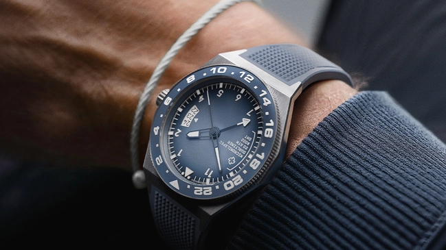 Micromilspec – Dualtimer, Toolwatch aus Edelstahl mit Automatikkaliber und Kautschukband