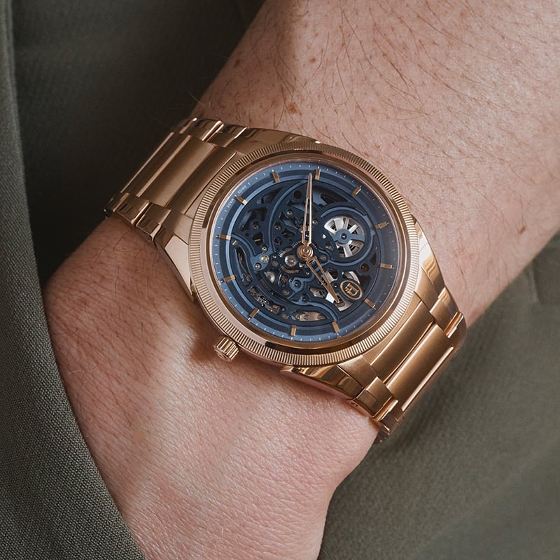 Parmigiani Fleurier Tonda PF Skelett Roségold Milano Blue: Wristshot am Handgelenk