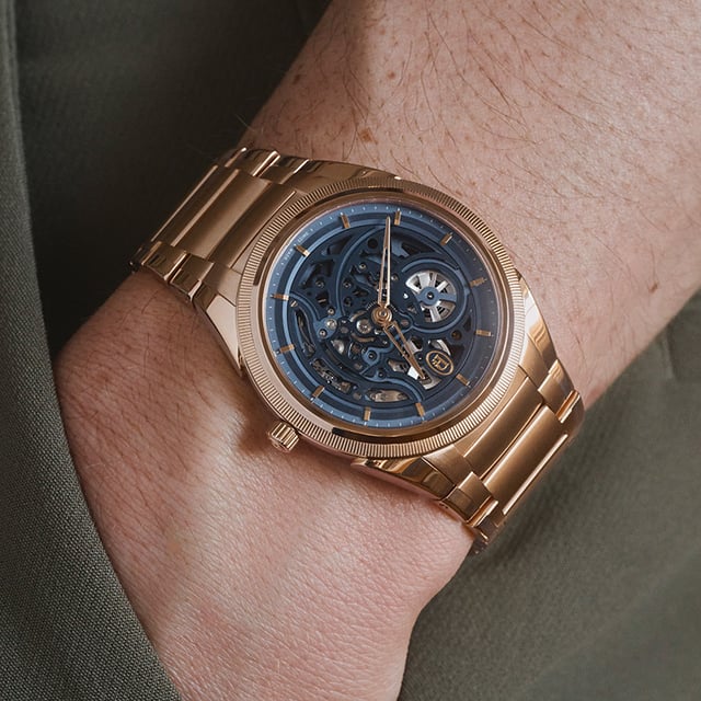 Parmigiani Fleurier Tonda PF Skelett Roségold Milano Blue: Wristshot am Handgelenk