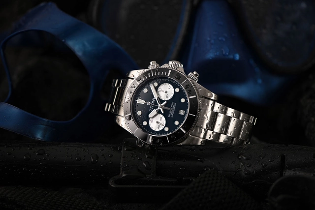 Titoni Seascoper 300 Chronograph mit Stahlband, liegend