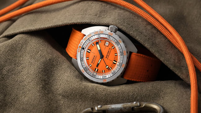 die orangefarbene DOXA SUB 300 Ti5