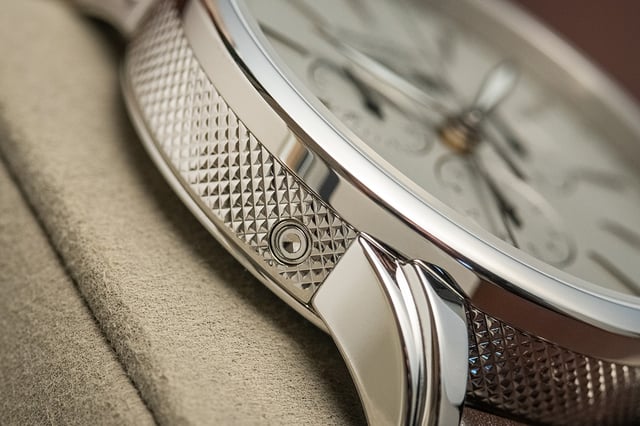 Bruno Soehnle Atrium Chrono Gehäuseflanke mit Struktur