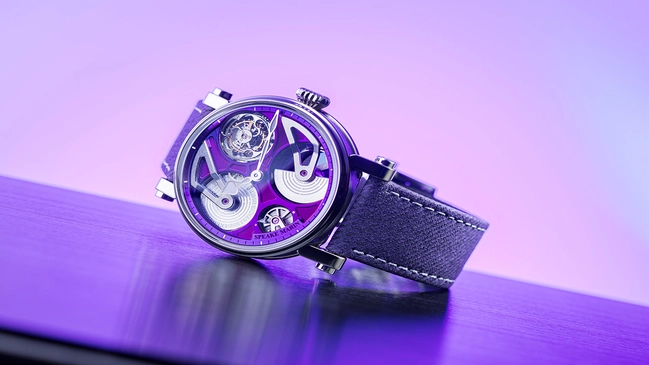 Speake Marin Openworked Tourbillon Purple Hour, Uhr liegend vor lila Hintergrund