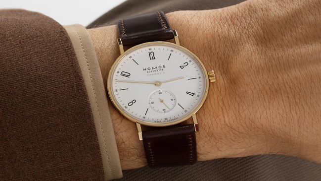 Nomos Tangente Gold neomatik doré Wristshot
