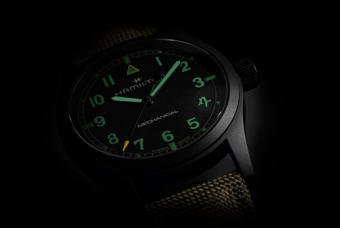 Die Hamilton Khaki Field Mechanical 38 mm „Call of Duty“ bei Dunkelheit, leuchtmasse, nachtmodus