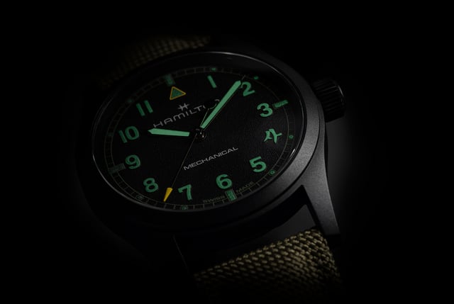 Die Hamilton Khaki Field Mechanical 38 mm „Call of Duty“ bei Dunkelheit, leuchtmasse, nachtmodus