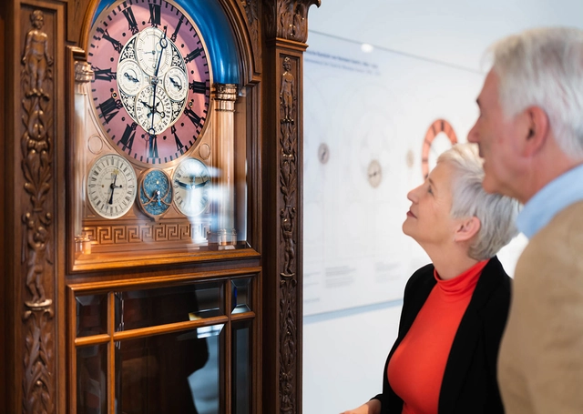 Deutsches Uhrenmuseum Astronomische Kunstuhr mit Besucher