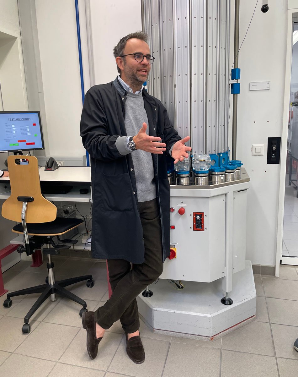 WatchTime Uhrenreise Schweiz 2025: TAG Heuer Heritage Director Nicholas Biebuyck im Testlabor