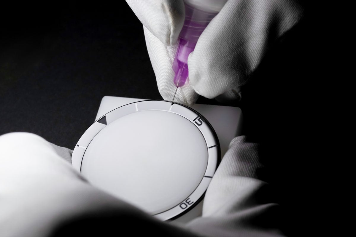 Rado: Bei einer Keramik-Captain-Cook wird die Lünettenbeschriftung per Lack aufgetragen