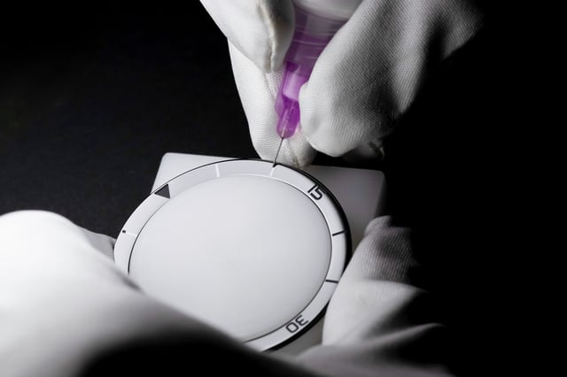 Rado: Bei einer Keramik-Captain-Cook wird die Lünettenbeschriftung per Lack aufgetragen