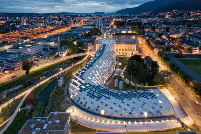 Der Swatch-Group-Hauptsitz in Biel im schlangenartigen Gebäude von Shigeru Ban