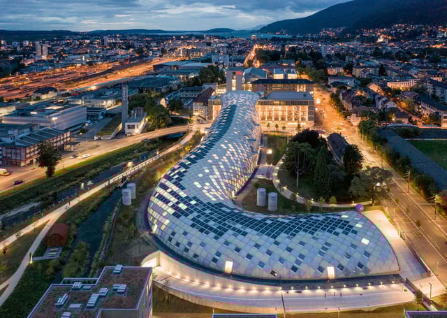 Der Swatch-Group-Hauptsitz in Biel im schlangenartigen Gebäude von Shigeru Ban