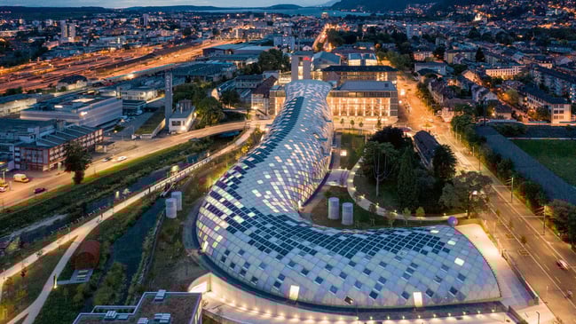 Der Swatch-Group-Hauptsitz in Biel im schlangenartigen Gebäude von Shigeru Ban