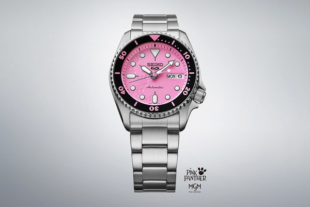Seiko: Seiko 5 Sports SKX Series Pink Panther Limited Edition SRPM07 vor grauem Hintergrund
