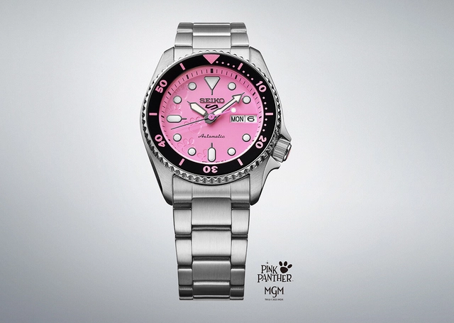 Seiko: Seiko 5 Sports SKX Series Pink Panther Limited Edition SRPM07 vor grauem Hintergrund
