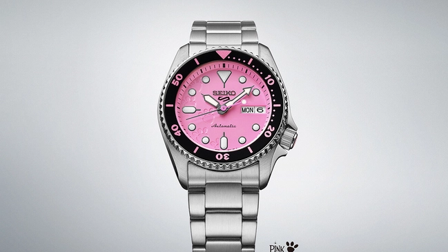 Seiko: Seiko 5 Sports SKX Series Pink Panther Limited Edition SRPM07 vor grauem Hintergrund