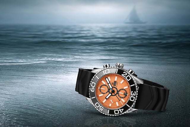 Der Jean Marcel Titan-Chronograph Maris Ti500 Serie Maris Ti500 Vertical Limit liegend, Wasser, Strand, Wellen