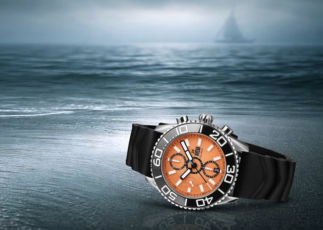 Der Jean Marcel Titan-Chronograph Maris Ti500 Serie Maris Ti500 Vertical Limit liegend, Wasser, Strand, Wellen
