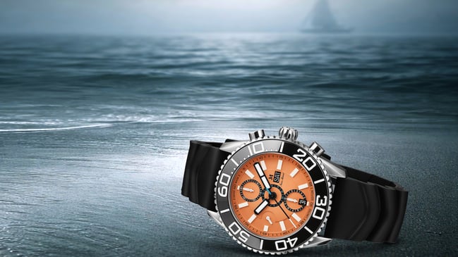 Der Jean Marcel Titan-Chronograph Maris Ti500 Serie Maris Ti500 Vertical Limit liegend, Wasser, Strand, Wellen