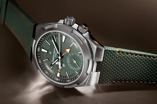 Vacheron Constantin Overseas Cardinal Points grün liegend
