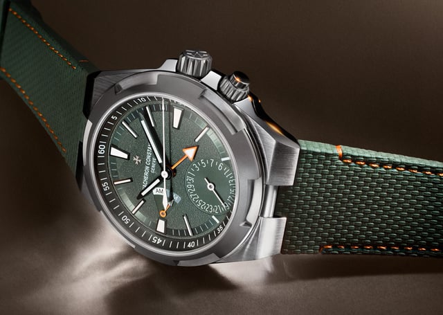 Vacheron Constantin Overseas Cardinal Points grün liegend