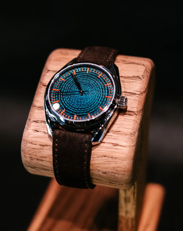 Ercigoj Cornely: Stickereien auf dem Zifferblatt