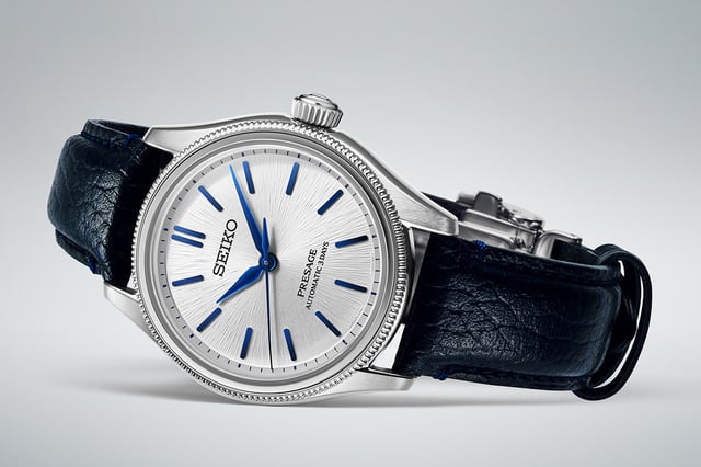 Seiko Presage Classic Series Limited Edition, Referenz HCC004, Uhr liegend auf grauem Hintergrund