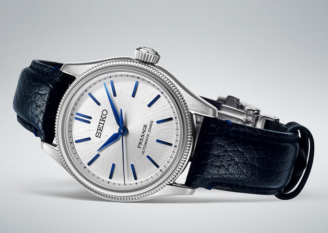 Seiko Presage Classic Series Limited Edition, Referenz HCC004, Uhr liegend auf grauem Hintergrund