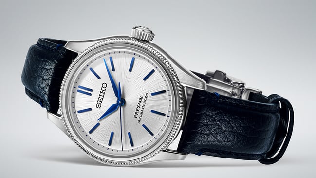 Seiko Presage Classic Series Limited Edition, Referenz HCC004, Uhr liegend auf grauem Hintergrund