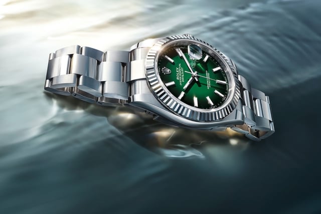 Die Rolex Datejust 41 mit grünem Ombré-Zifferblatt im Wasser liegend