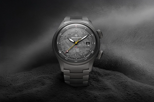 Bremont Altitude MB Meteor Stealth Grey, Uhr in Grau vor grauem Hintergrund