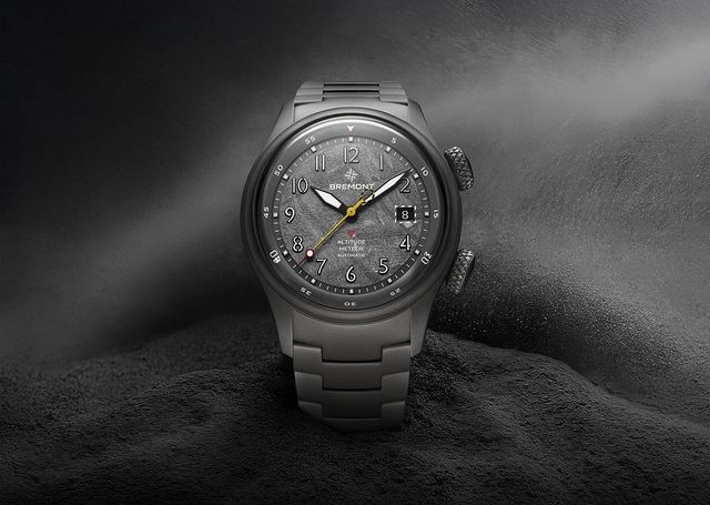 Bremont Altitude MB Meteor Stealth Grey, Uhr in Grau vor grauem Hintergrund