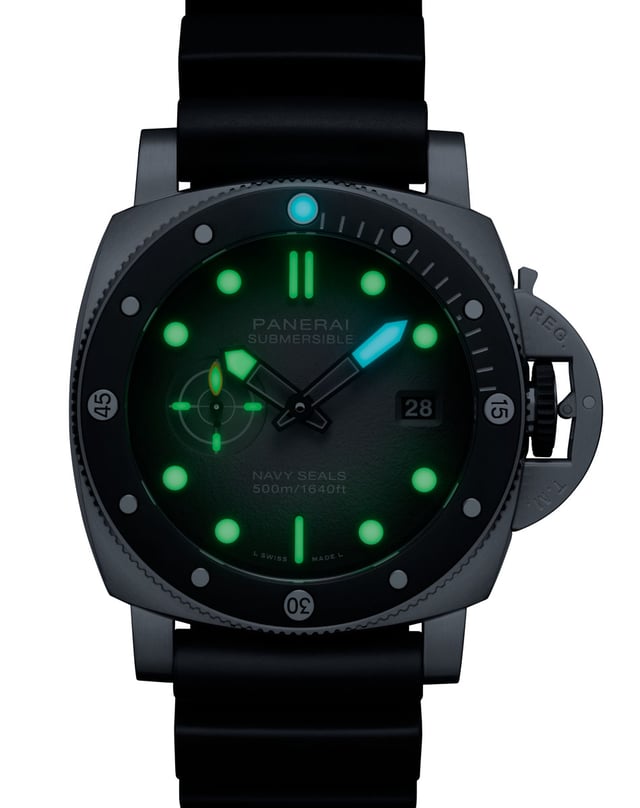 Panerai Submersible Navy Seals PAM01738 bei Nacht 