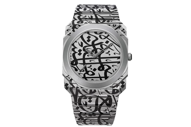 Bulgari Mattar Bin Lahej x Octo-Finissimo, Uhr aus Titan mit Kalligrafie vor weissem Hintergrund