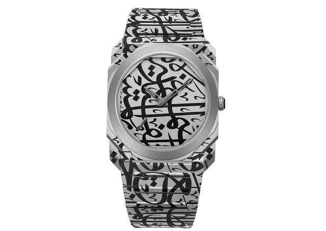 Bulgari Mattar Bin Lahej x Octo-Finissimo, Uhr aus Titan mit Kalligrafie vor weissem Hintergrund