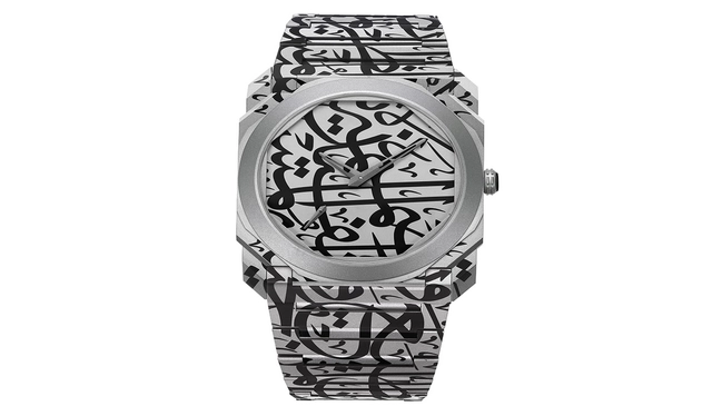 Bulgari Mattar Bin Lahej x Octo-Finissimo, Uhr aus Titan mit Kalligrafie vor weissem Hintergrund