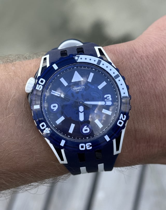 Blaue Swatch im Taucheruhrenstil