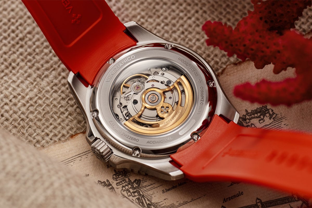 Der Glasboden der Venezianico Nereide Corallo mit Sellita SW200-1