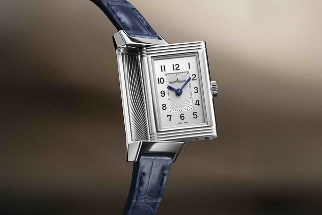 Jaeger-LeCoultre Reverso Classic Monoface Origin, Zifferblatt geöffnet vor braunem Hintergrund