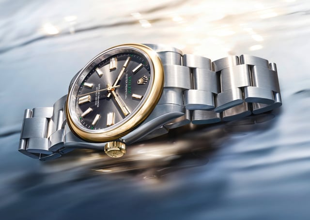 Eine liegende Rolex oyster perpetual 41 im Wasser
