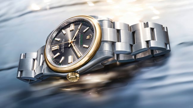 Eine liegende Rolex oyster perpetual 41 im Wasser