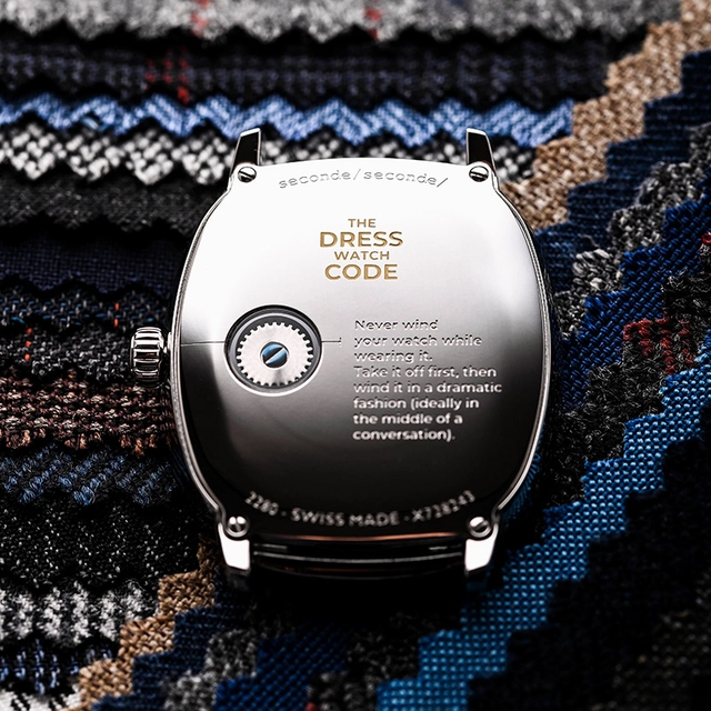 Raymond Weil Toccata Heritage x seconde/seconde, Rückseite der Uhr vor Stoff