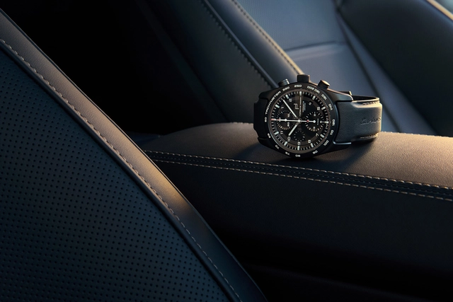 Porsche Design PD25 custombuilt Chronograph_911TurboS, Uhr auf Armlehne im Auto