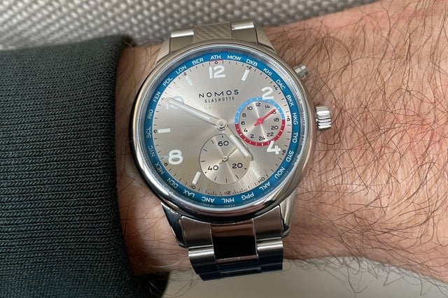 Nomos Glashütte: Club Sport neomatik Weltzeit silber Wristshot